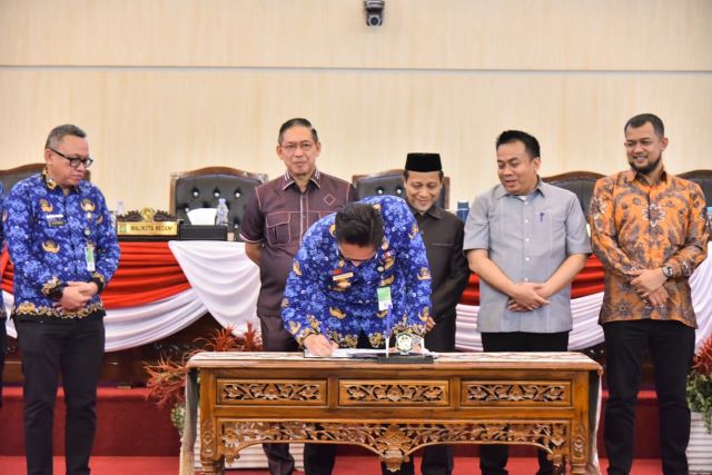 Wali Kota Medan, Rico Tri Putra Bayu Waas, tandatangani pengesahan Perda P2K