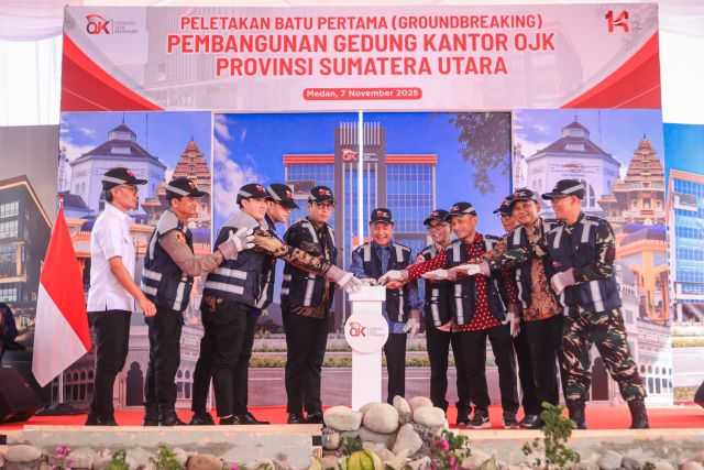 Wali Kota Medan, Rico Tri Putra Bayu Waas, tekan tombol sirine pada groundbreaking pembangunan gedung baru OJK