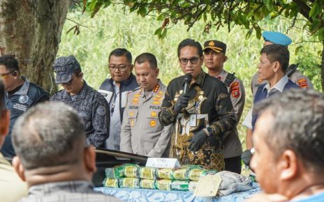 Wali Kota Medan, Rico Tri Putra Bayu Waas, tekan tombol sirine pada paparan hasil tangkapan narkoba dan judi