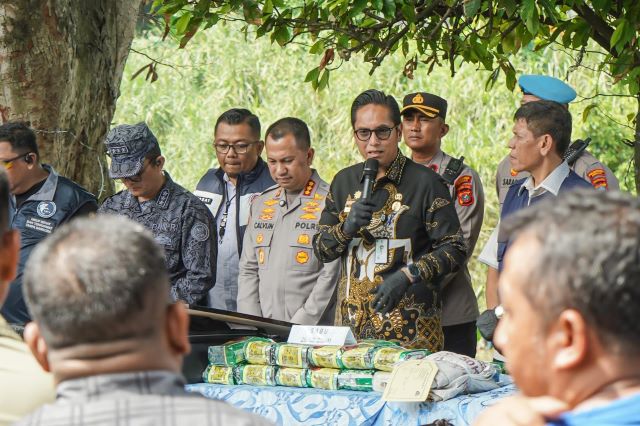 Wali Kota Medan, Rico Tri Putra Bayu Waas, tekan tombol sirine pada paparan hasil tangkapan narkoba dan judi