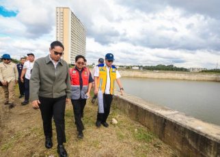 Wali Kota Medan, Rico Tri Putra Bayu Waas, tinjau kolam detensi di Medan Selayang
