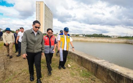 Wali Kota Medan, Rico Tri Putra Bayu Waas, tinjau kolam detensi di Medan Selayang