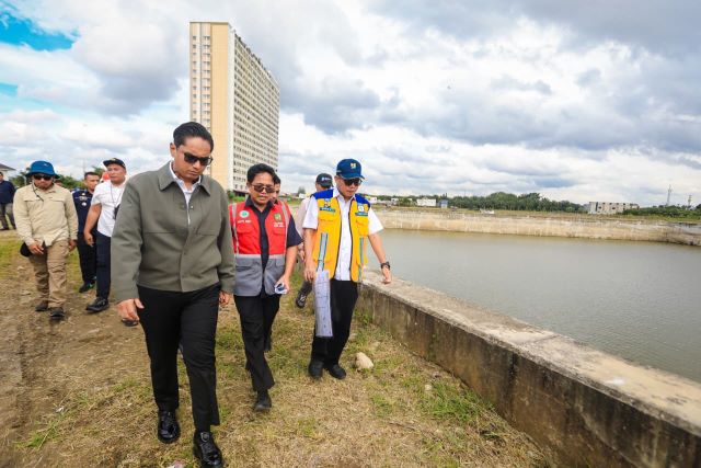 Wali Kota Medan, Rico Tri Putra Bayu Waas, tinjau kolam detensi di Medan Selayang