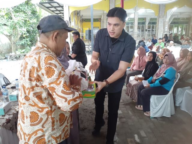 Anggota DPRD Medan Fraksi PSI, Reinhart Jeremy Anindhita, berikan souvenir usai Sosper XII TA 2025 di Medan Deli