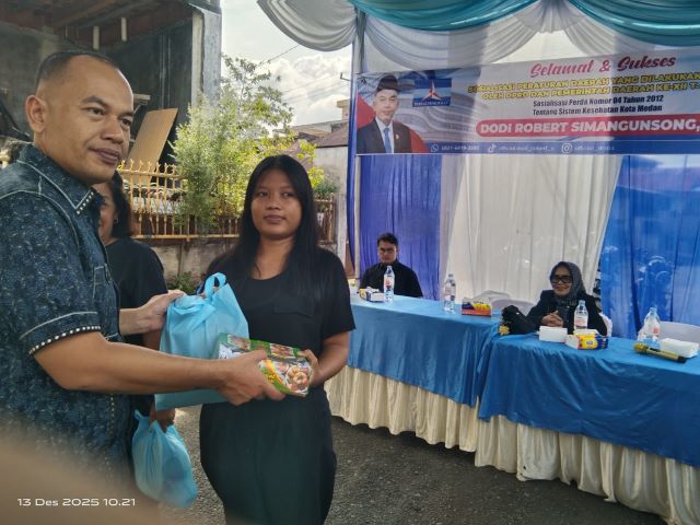 Anggota DPRD Medan Fraksi Partai Demokrat, Dodi R Simangunsong, berikan souvenir usai Sosper XII TA 2025 di Medan Kota