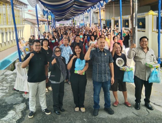 Anggota DPRD Medan Fraksi Partai Demokrat, Dodi R Simangunsong, foto bersama usai Sosper XII TA 2025 di Medan Kota 1