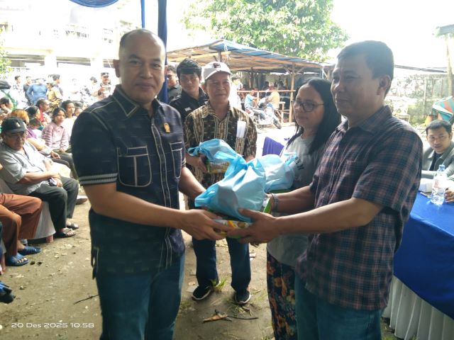 Anggota DPRD Medan Fraksi Partai Demokrat, Dodi R Simanunsong, berikan souvenir usai Reses 4 Masa Sidang 1 Tahun Sidang 2025-2026 di Medan Kota