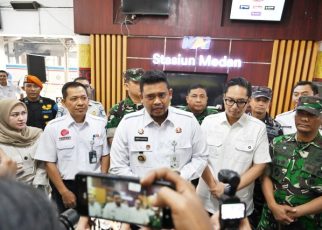 Gubernur Sumut, Bobby Nasution, beri keterangan saat mennjau Mudik Nataru Stasiun Kreta Api Medan