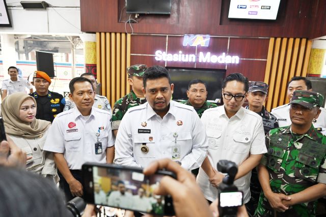 Gubernur Sumut, Bobby Nasution, beri keterangan saat mennjau Mudik Nataru Stasiun Kreta Api Medan