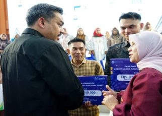Menteri UMKM, Maman Abdurahman bersama Direktur IT Bank Sumut, Arieta Aryanti