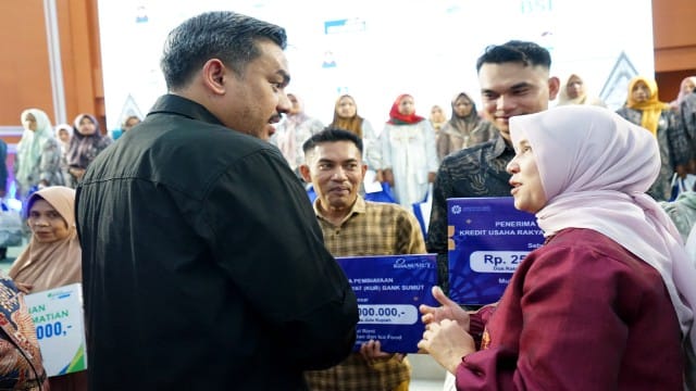Menteri UMKM, Maman Abdurahman bersama Direktur IT Bank Sumut, Arieta Aryanti