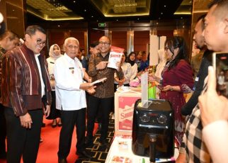 Wakil Gubernur Sumut, Surya, meninjau stand UMKM usai membuka program Fast Track Young Preneur