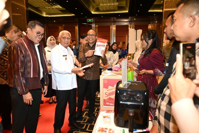 Wakil Gubernur Sumut, Surya, meninjau stand UMKM usai membuka program Fast Track Young Preneur