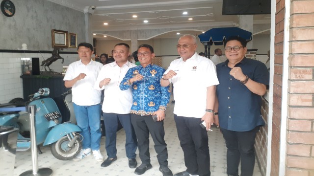 Wakil Wali Kota Medan foto bersama dengan Ketua Umum PWI Pusat