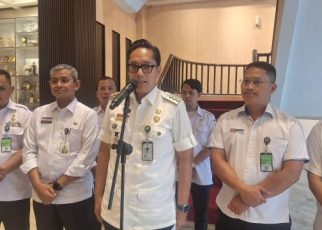 Wali Kota Medan, Rico Tri Putra Bayu Waas, beri keterangan soal UMK 2026