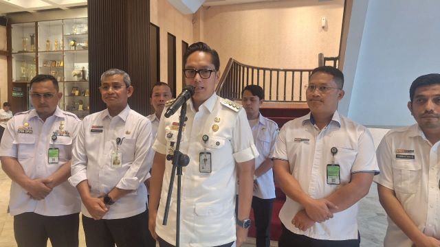 Wali Kota Medan, Rico Tri Putra Bayu Waas, beri keterangan soal UMK 2026