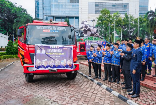 Wali Kota Medan, Rico Tri Putra Bayu Waas, lepas keberangkatan bantuan kebersihan ke Aceh Tamiang