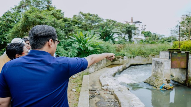 Wali Kota Medan, Rico Tri Putra Bayu Waas, tinjau Sungai Batuan di Medan Amplas
