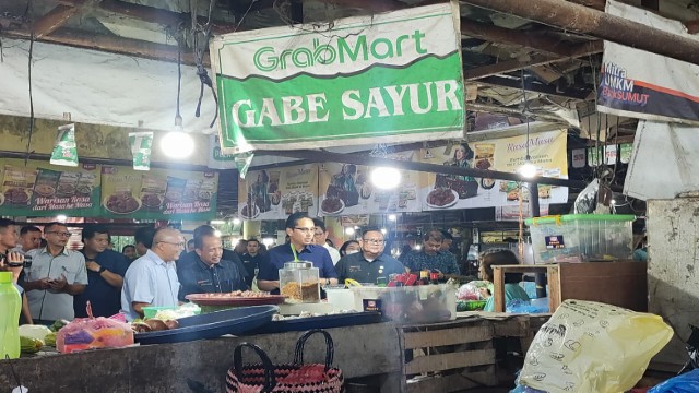 Wali Kota Medan, Rico Tri Putra Bayu Waas, tinjau harga pangan di pasar