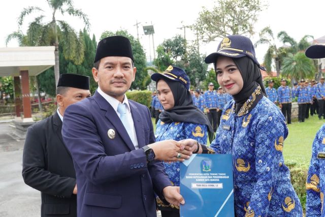 Wali Kota Tebingtinggi, Iman Irdian Saragih, berikan SK kepada PPPK Paruh Waktu