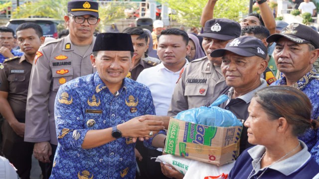Wali Kota Tebingtinggi bagikan sembako