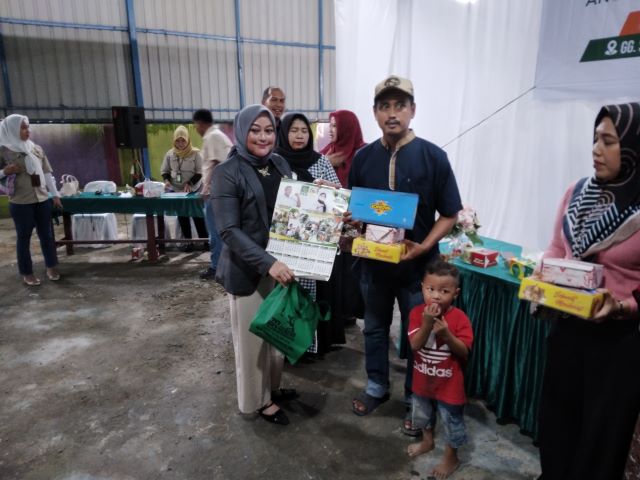 Anggota DPRD Medan Fraksi PKB, Roma Uli Silalahi, berikan souvenir usai Sosper 1 TA 2026 di Marelan