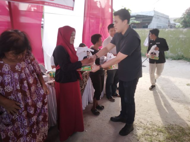 Anggota DPRD Medan Fraksi PSI, Reinhart Jeremy Anindhita, berikan souvenir usai Sosper 1 TA 2026 di Medan Tembung