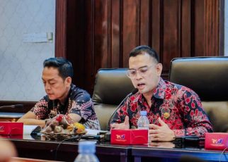 Dirut PUD Pasar Medan, Anggia Ramadhan, saat rapat dengan Wali Kota Medan