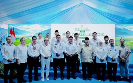 Gubernur Sumut, Bobby Nasution, foto bersama usai terima Satya Lencana Wirakarya dari Presiden