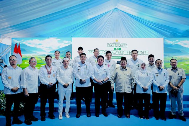 Gubernur Sumut, Bobby Nasution, foto bersama usai terima Satya Lencana Wirakarya dari Presiden