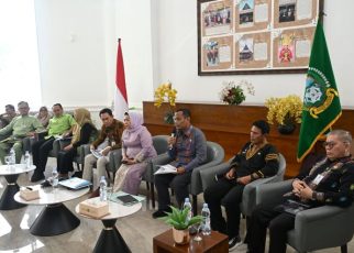 Kabid Perencanaan Anggaran Daerah BKAD Sumut, Andriza Rifandi, beri keterangan kepada wartawan di Kantor Gubernur 1