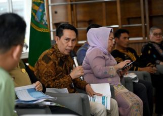 Kabid Perencanaan Anggaran Daerah BKAD Sumut, Andriza Rifandi, beri keterangan kepada wartawan di Kantor Gubernur