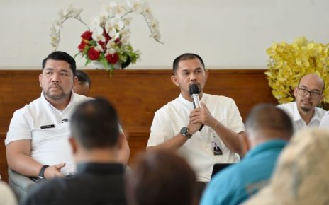 Kadis Pendidikan Sumut, Alexander Sinulingga, beri keterangan kepada wartawan di Pemprov Sumut