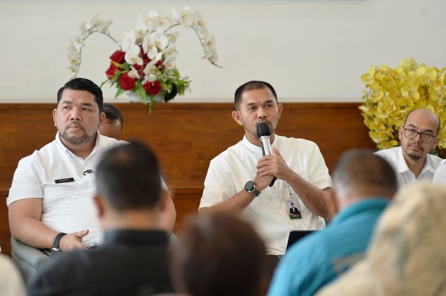 Kadis Pendidikan Sumut, Alexander Sinulingga, beri keterangan kepada wartawan di Pemprov Sumut