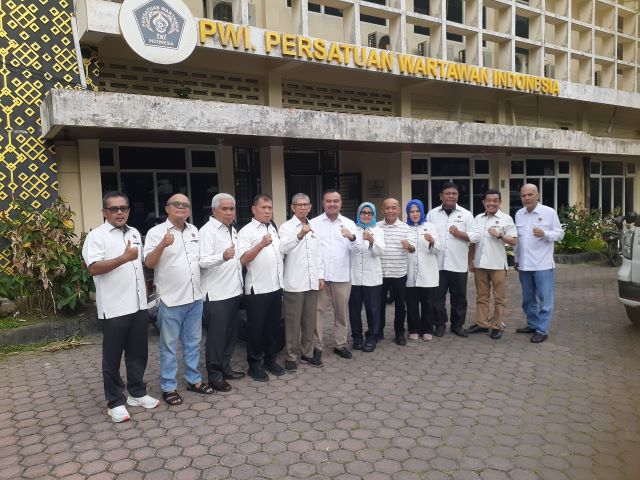 Ketua DKP & Ketua PWI Sumut bersama jajaran pengurus foto bersama usai refleksi pers 2025