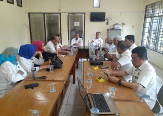 Ketua DKP, Wardjamil & Ketua PWI Sumut, Farianda Putra Sinik, pada Refleksi Pers 2025 di Sekretariat PWI Sumut