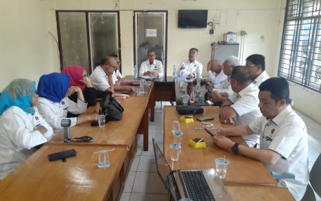 Ketua DKP, Wardjamil & Ketua PWI Sumut, Farianda Putra Sinik, pada Refleksi Pers 2025 di Sekretariat PWI Sumut