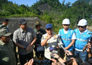 Mendagri, Tito Karnavian, beri keterangan saat meninjau Tapteng