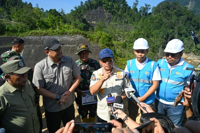 Mendagri, Tito Karnavian, beri keterangan saat meninjau Tapteng