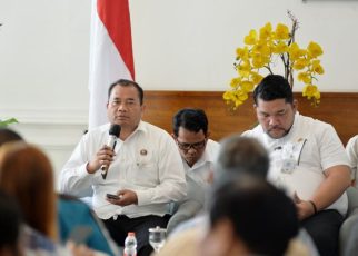 Plt Kadis Ketapang Sumut, Timur Tumanggor, beri keterangan kepada wartawan di Kantor Gubernur Sumut