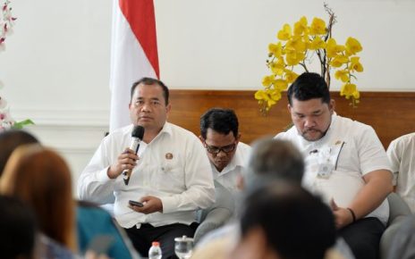 Plt Kadis Ketapang Sumut, Timur Tumanggor, beri keterangan kepada wartawan di Kantor Gubernur Sumut