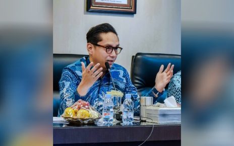 Wali Kota Medan, Rico Tri Putra Bayu Waas, pimpin rapat dengan PUD Pasar
