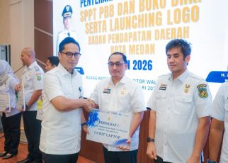 Wali Kota Medan, Rico Tri Putra Bayu Waas, serahkan SPT PBB ke kecamatan
