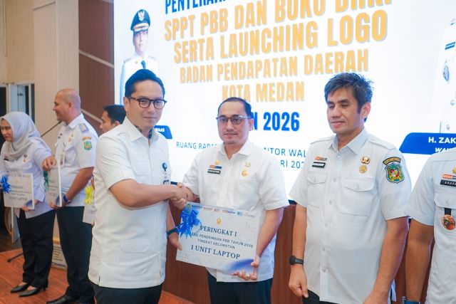 Wali Kota Medan, Rico Tri Putra Bayu Waas, serahkan SPT PBB ke kecamatan