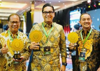 Wali Kota Medan, Rico Tri Putra Bayu Waas, terima penghargaan UHC Award 2026