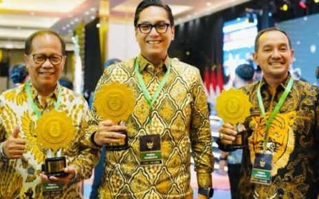 Wali Kota Medan, Rico Tri Putra Bayu Waas, terima penghargaan UHC Award 2026