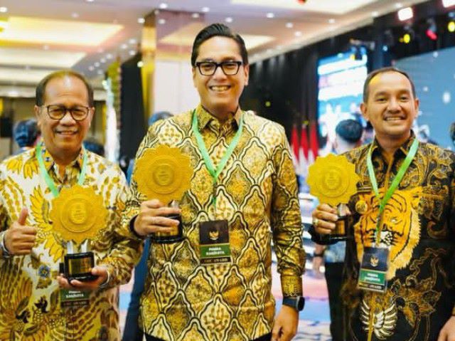 Wali Kota Medan, Rico Tri Putra Bayu Waas, terima penghargaan UHC Award 2026