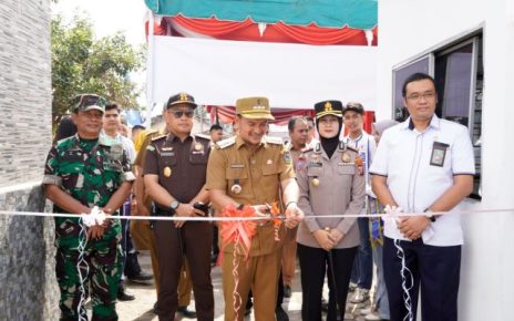 Wali Kota Tebingtinggi, Iman Irdian Saragih, menggunting pita peresmian kolam renang