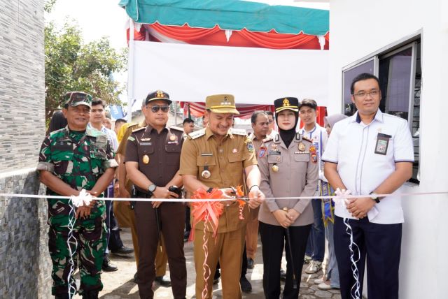 Wali Kota Tebingtinggi, Iman Irdian Saragih, menggunting pita peresmian kolam renang