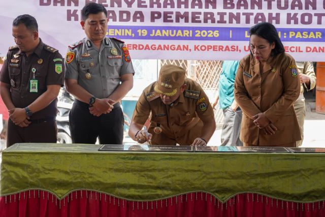 Wali Kota Tebingtinggi, Iman Irdian Saragih, tandatangani prasasti peresmian Pasar Inpres